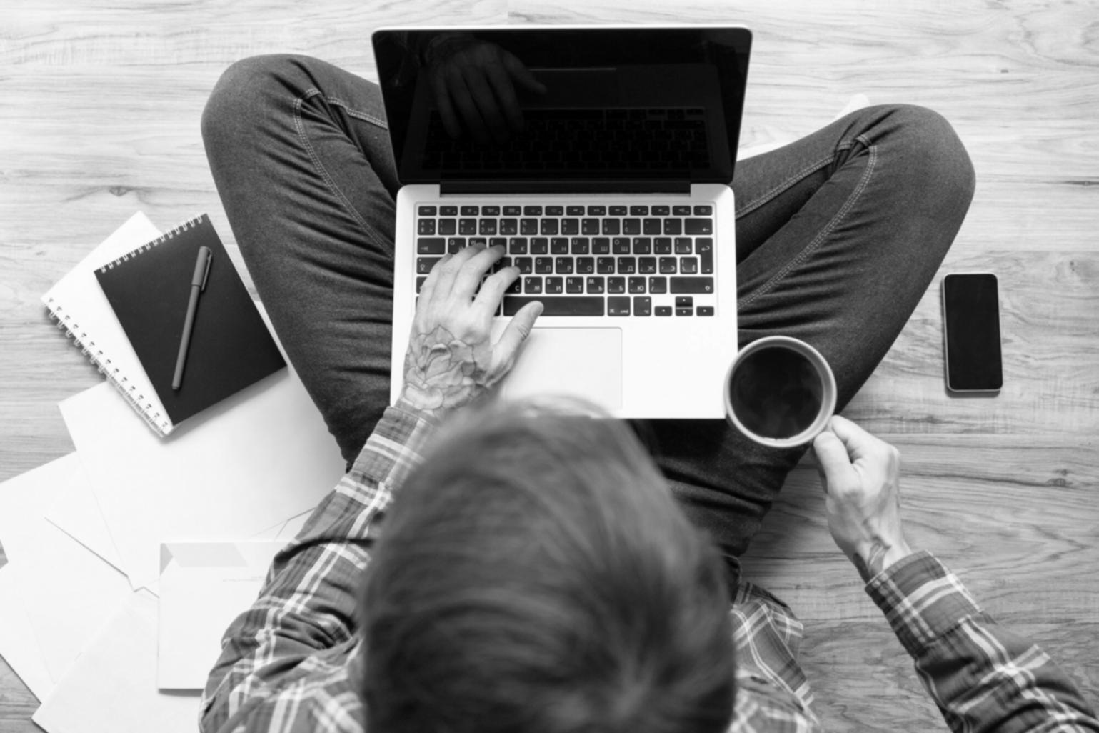 Expert analysant des données financières sur plusieurs écrans